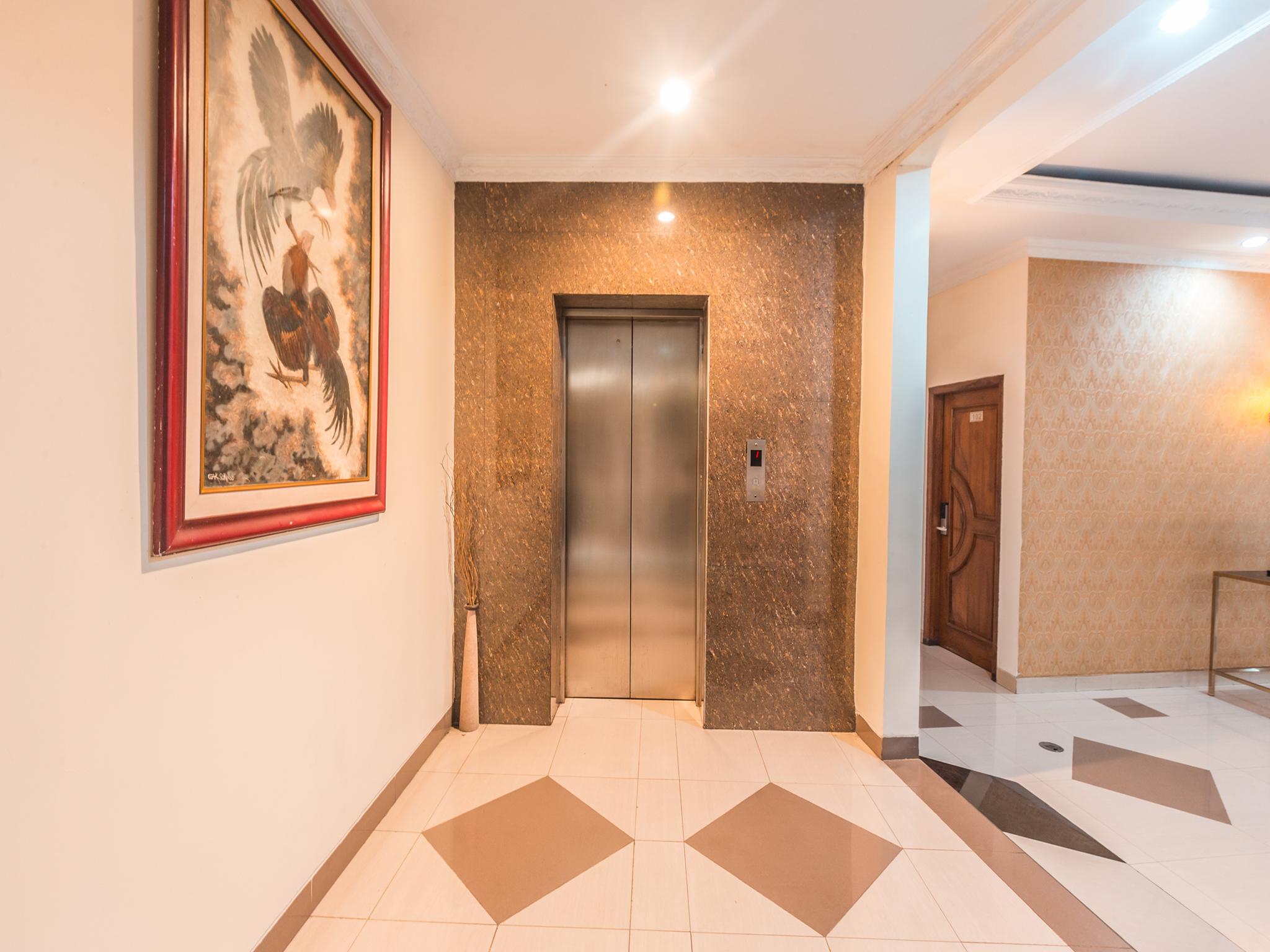 Oyo 1667 Wisma Lux Barkah Jakarta Exterior foto